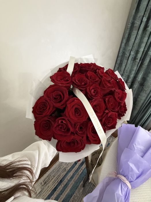 26 штук красных роз свежих