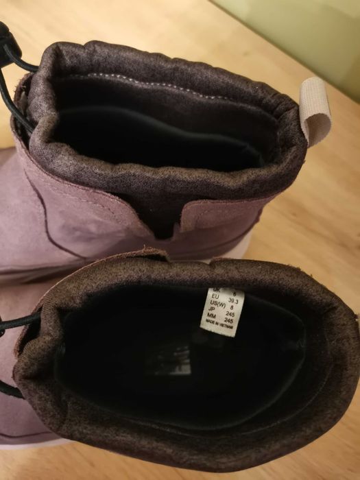 Дамски зимни, велурени обувки Helly Hansen.