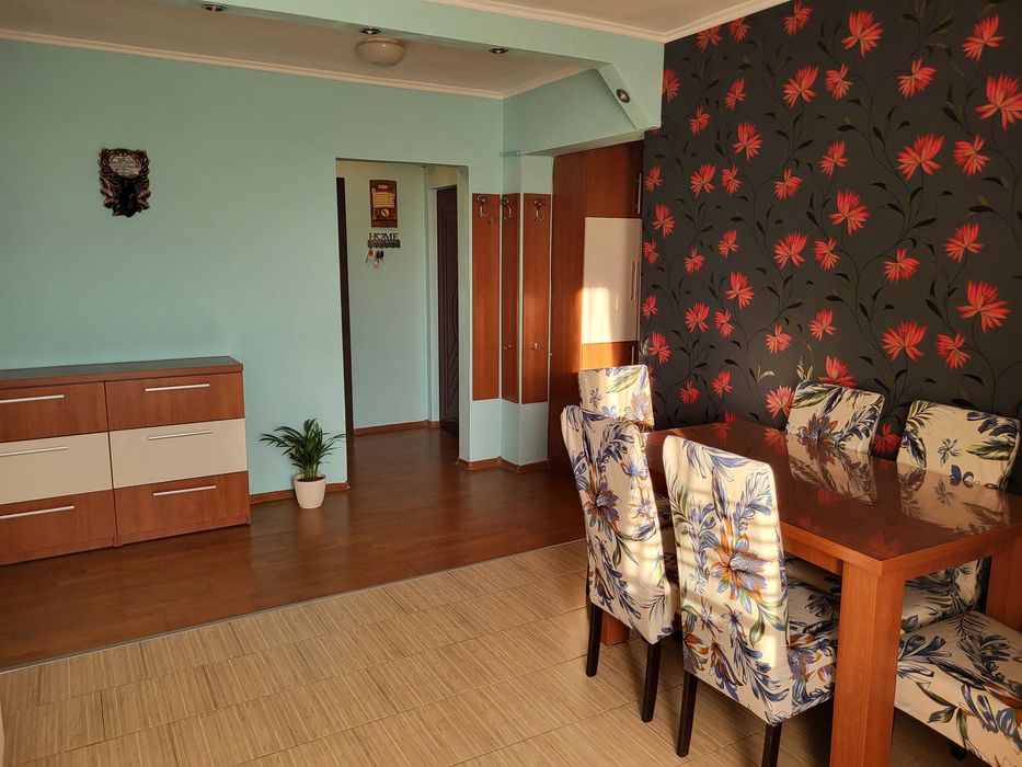 Vând ap. 3 camere ,decomandat ,Zona Rogerius