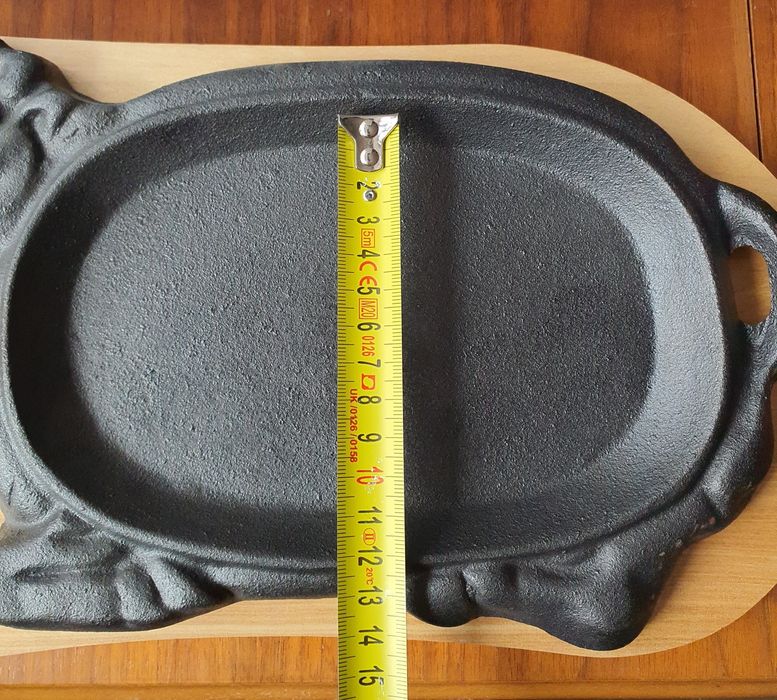 Platou de servire din fontă, formă de vacuță