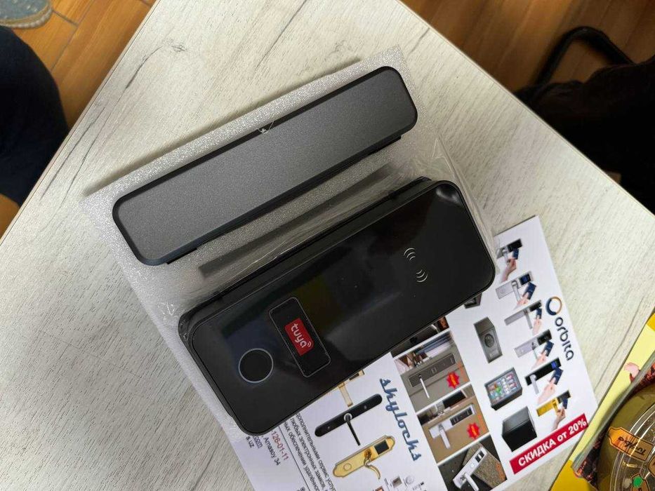 Электронный замок для стеклянных дверей.