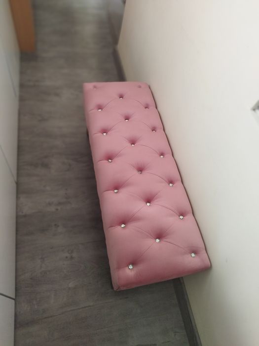 Vând bancuta tapițată ,canapeluță din catifea roz ( Chesterfield)