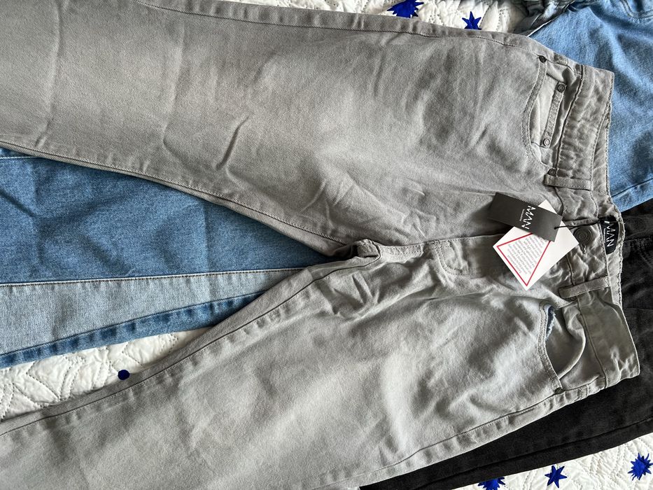 Vand blugi noi cu eticheta boohooman