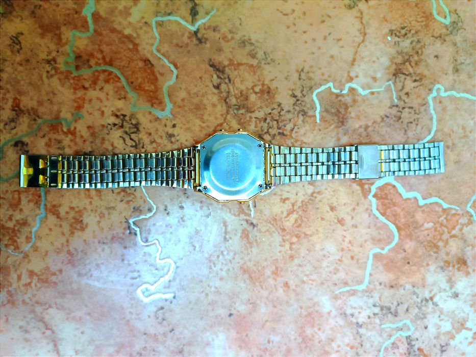 Электронные часы с золотой окраской