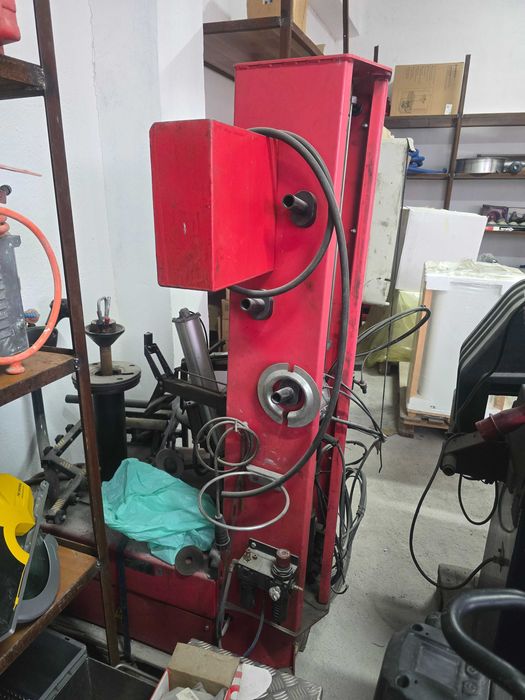 Mașină de montat/demontat anvelope – autoturisme și utilitare ușoare