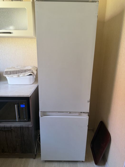 Встраевыемый холодильник