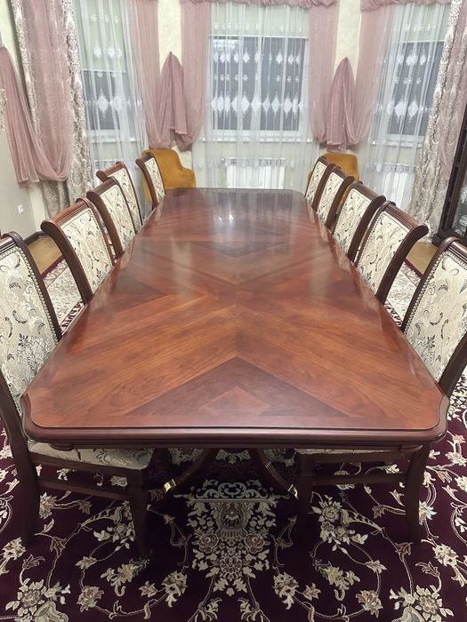 Стол для гостиной + десять стульев
