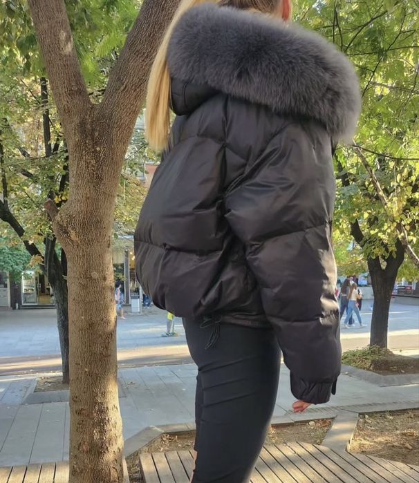 Яке с богата качулка с пух и пълнеж пера