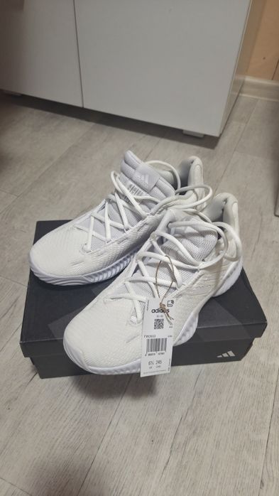 Кроссовки Adidas.