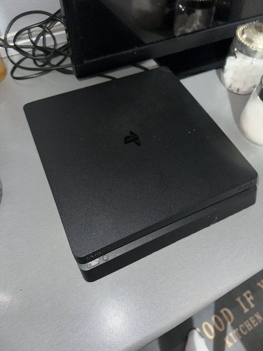 Продавам pleystation 4 slim може и бартер