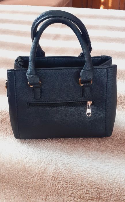 Продавам - Дамска, черна кожена чанта.