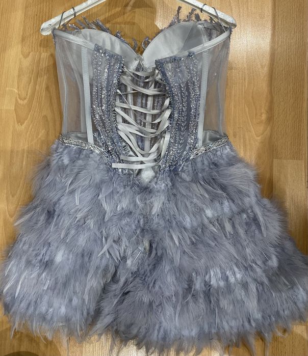 Официална рокля с естествени пера