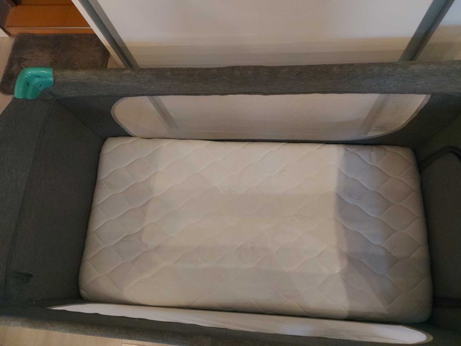 Детска кошара + матрак + антирефлуксна възглавница + протектор 2 бр