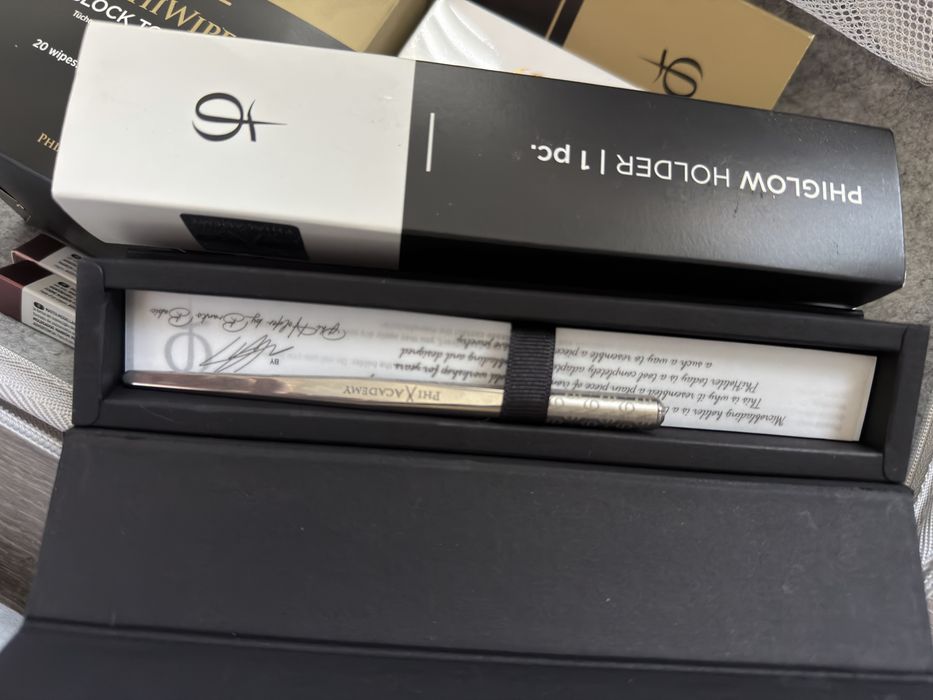 Материали на Phi Brows