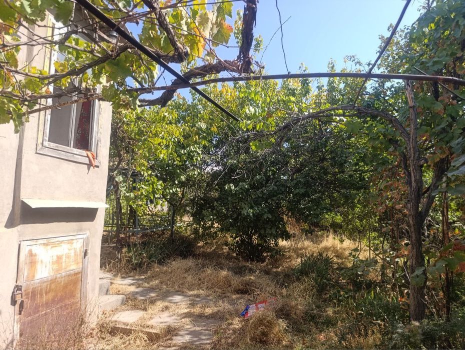 Срочно продаётся дача 6 соток,М-1,Урток,8км от Ташкента,прописка есть.