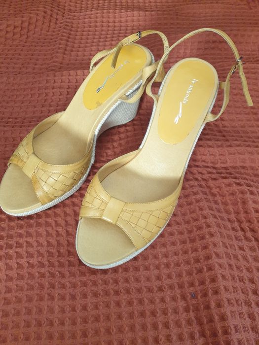 Босоножки новые продам