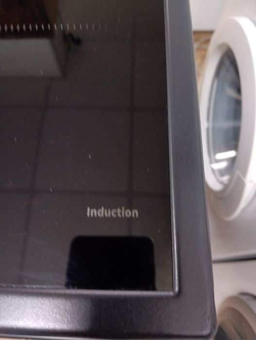 Чисто нова черна печка  с индукционни котлони  с две години Гаранция!