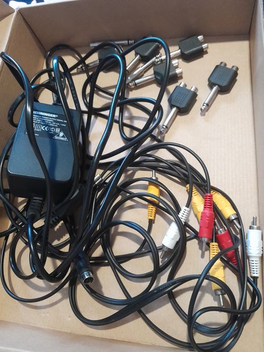 BEHRINGER  микшерный пульт