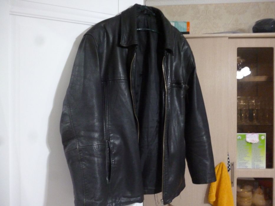 Черная кожаная куртка