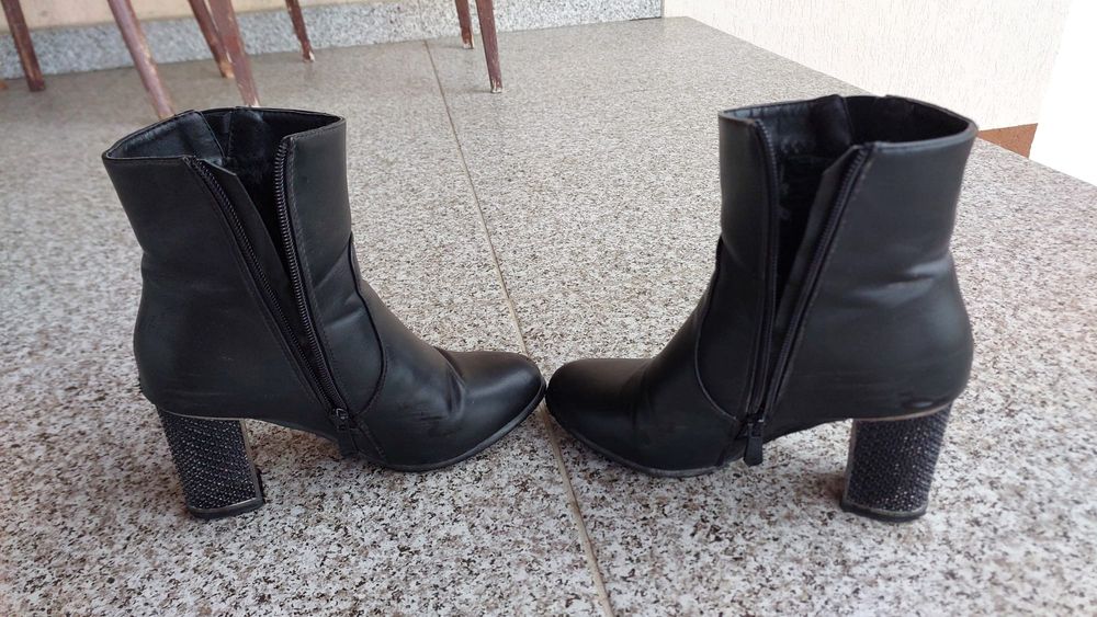 Vand ghete piele de femei