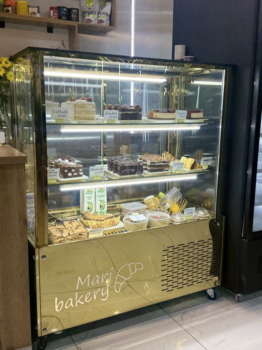 Tort va shirinliklar uchun vetrina