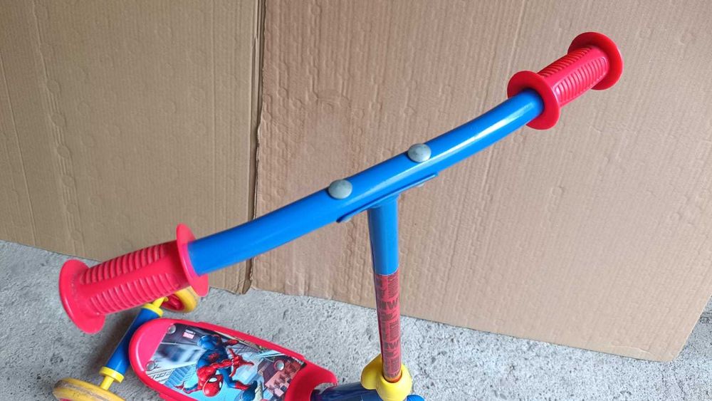 Trotineta cu 3 roti spiderman