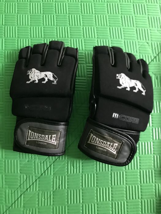 Черни Мма ръкавици и протектори за крака