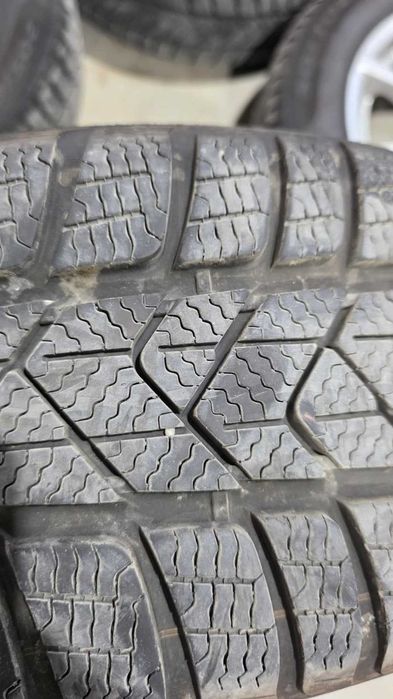 Set 4 jante originale BMW + anvelope iarnă Pirelli Sottozero 3