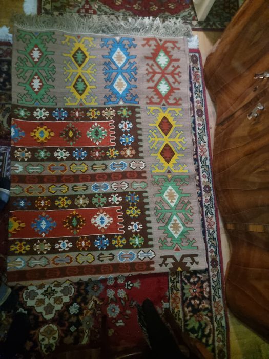 Covor traditional țesut