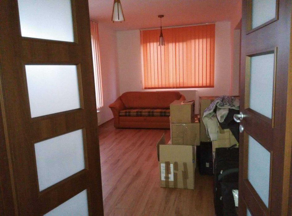 Închiriez casă cu 3 dormitoare, două bai, living generos, mobilata și utilata complet. Terasă cu beci dedesubt, teren 800 mp