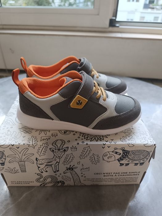 Детски обувки Clarks, размер 29, нови.
