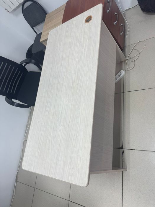 Продам стол и тумбочки