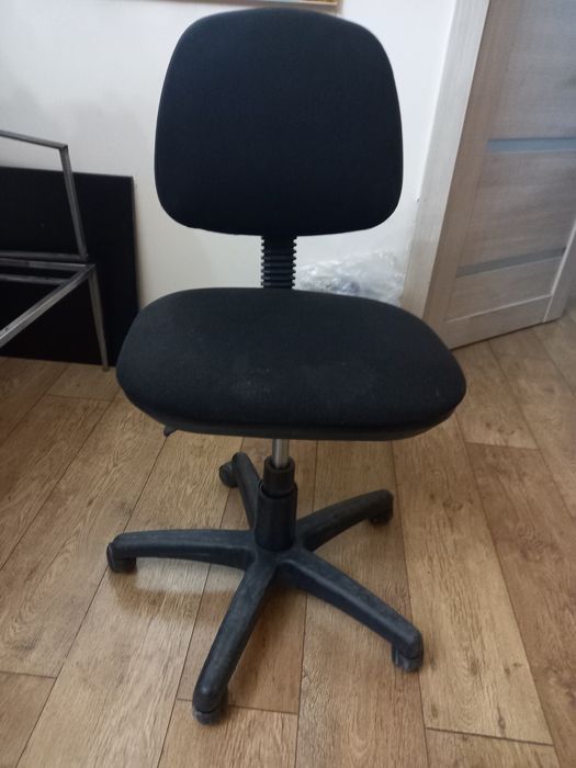 Стул на колесиках