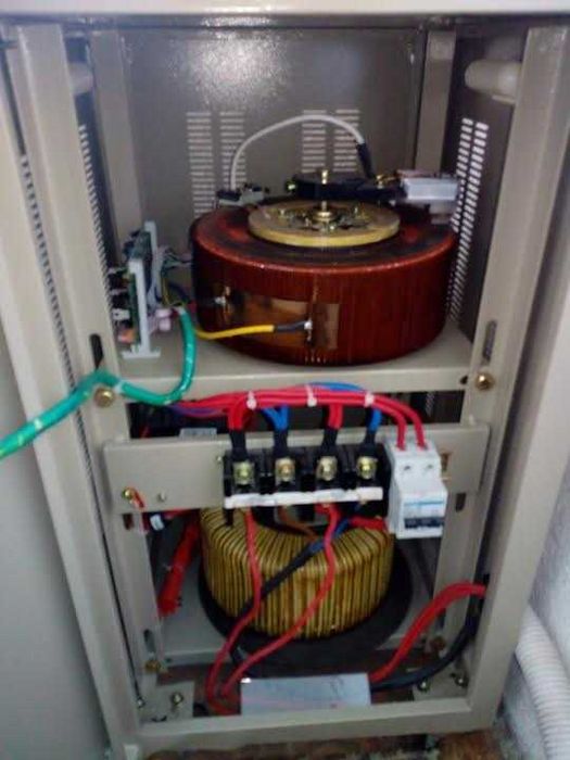 Стабилизатор на напрежение SVC-V15000VA