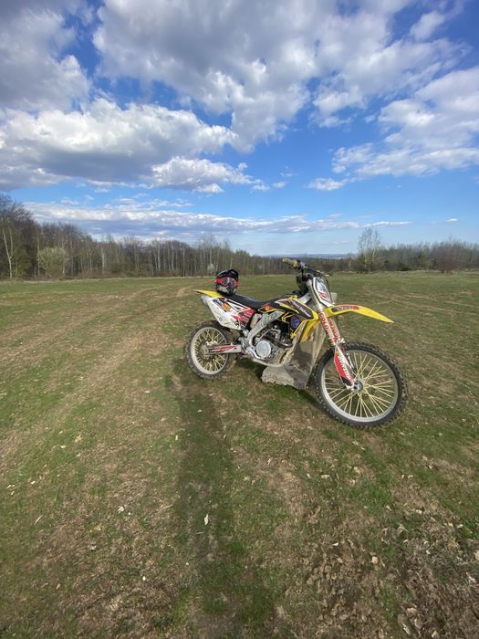 Vand si schimb cross rmz 250 , motorul este intro stare foarte buna si asteapta un alt propietar