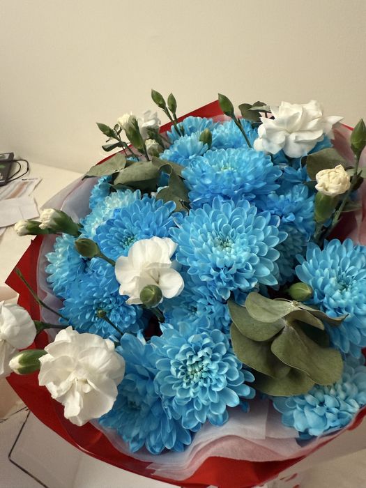 Яркик хризантемы с белыми гвоздиками