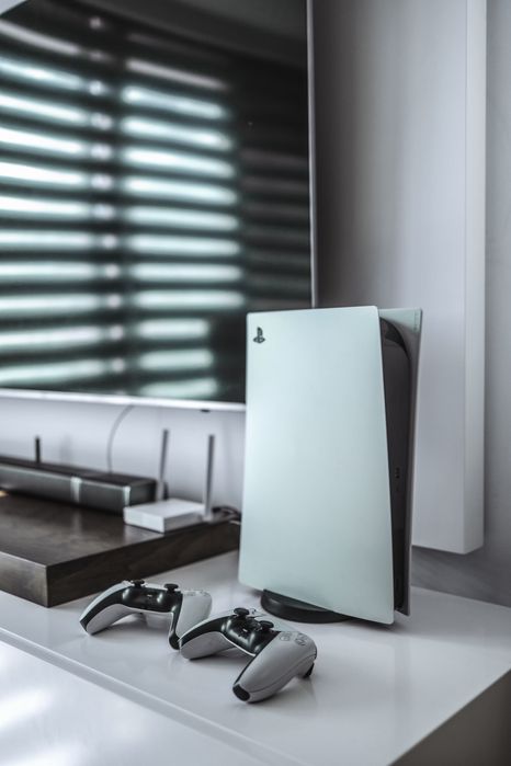 PlayStation 5 Disk Edition + 3 controllere