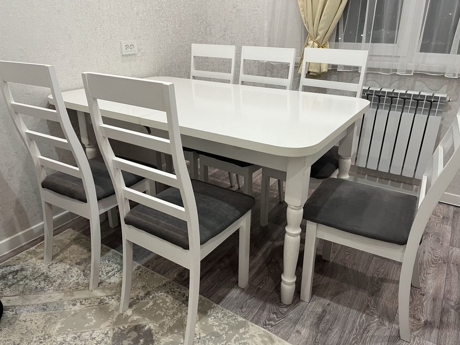 Продам стол со стульями.