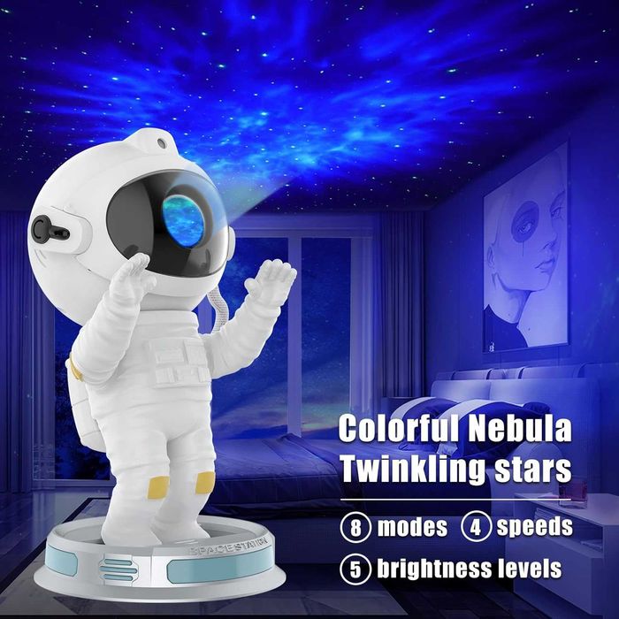 Космически проектор астронавт, звездна светлина с цветни мъглявини