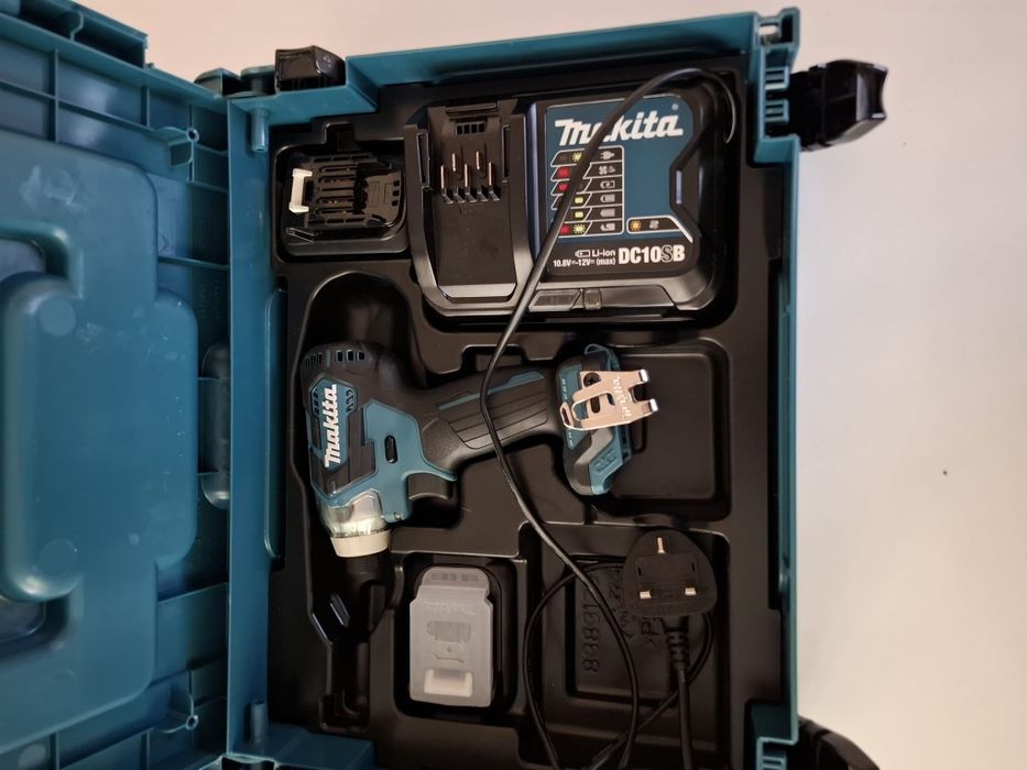 Vând mașină de înșurubat cu impact MAKITA TD111DZ de 12V