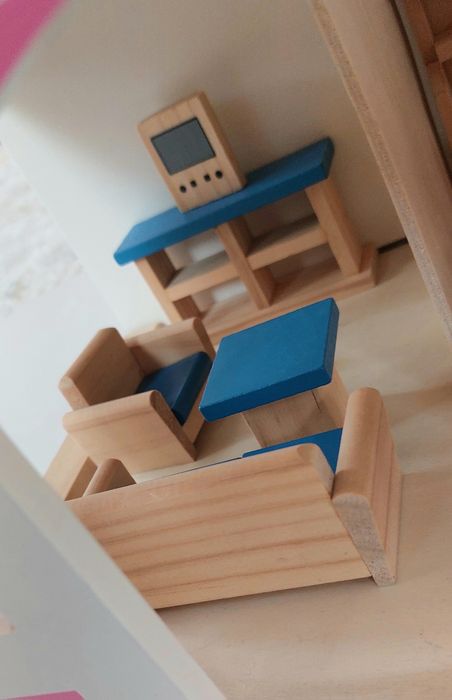 Деревянный домик для кукол