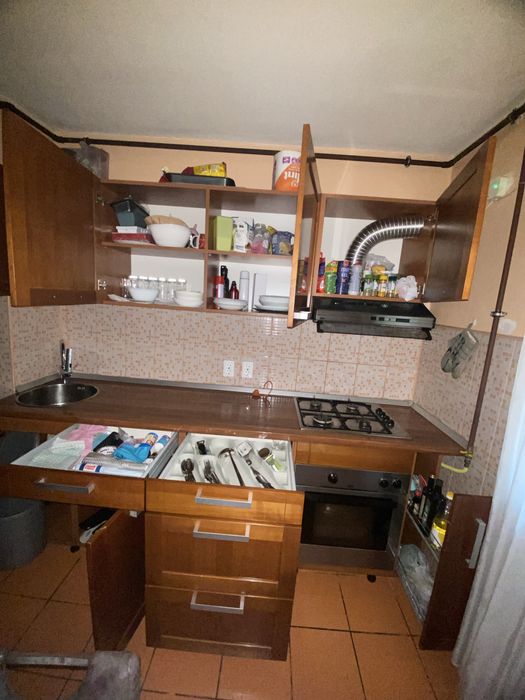 Vând mobilă de bucatarie cu electrocasnice si alte obiecte