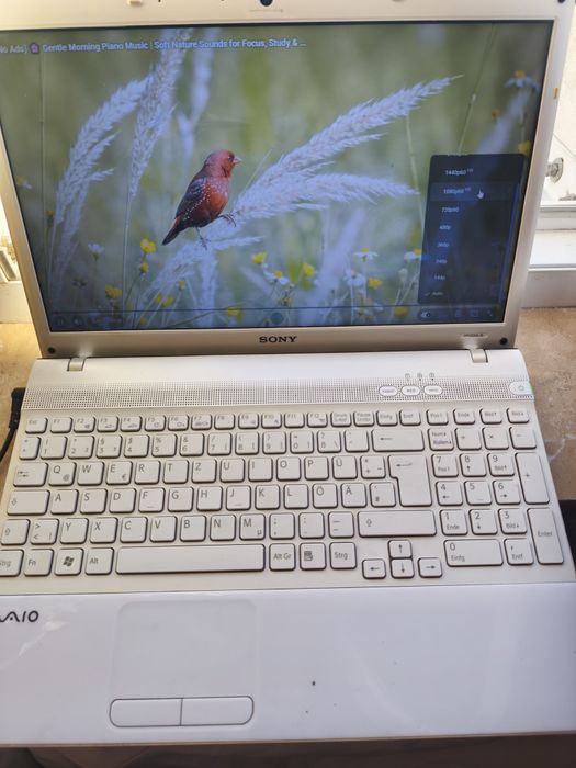 Vând Laptop Sony Vaio I3  SSD Kingston 250 GB ecran Foarte  luminos 2K 2k