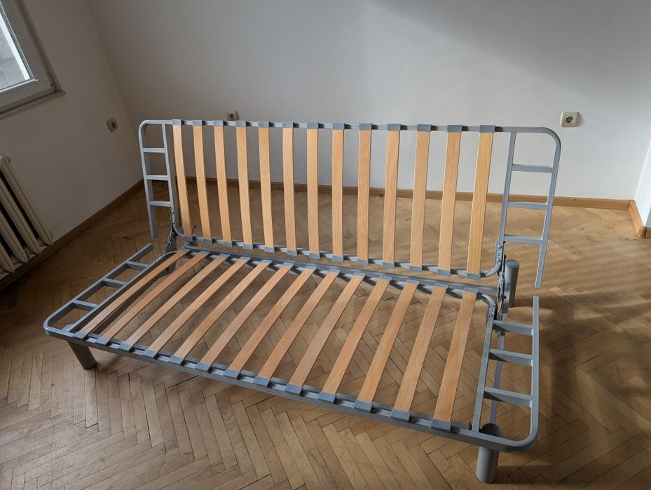 Диван с клик-механизъм, който се превръща в легло