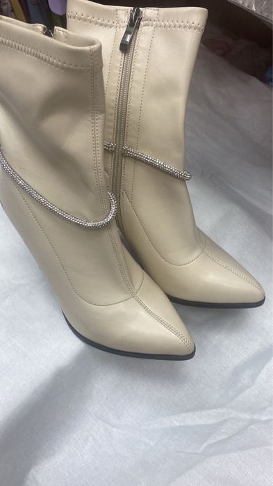 Белые женские сапоги