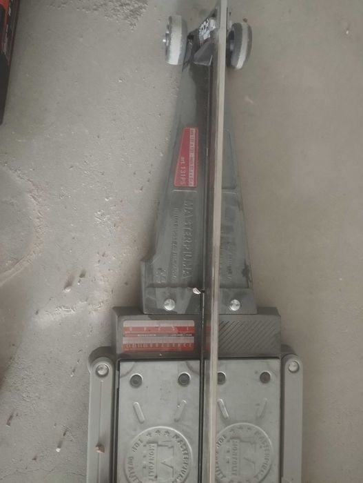 Продавам машина за рязане на плочки