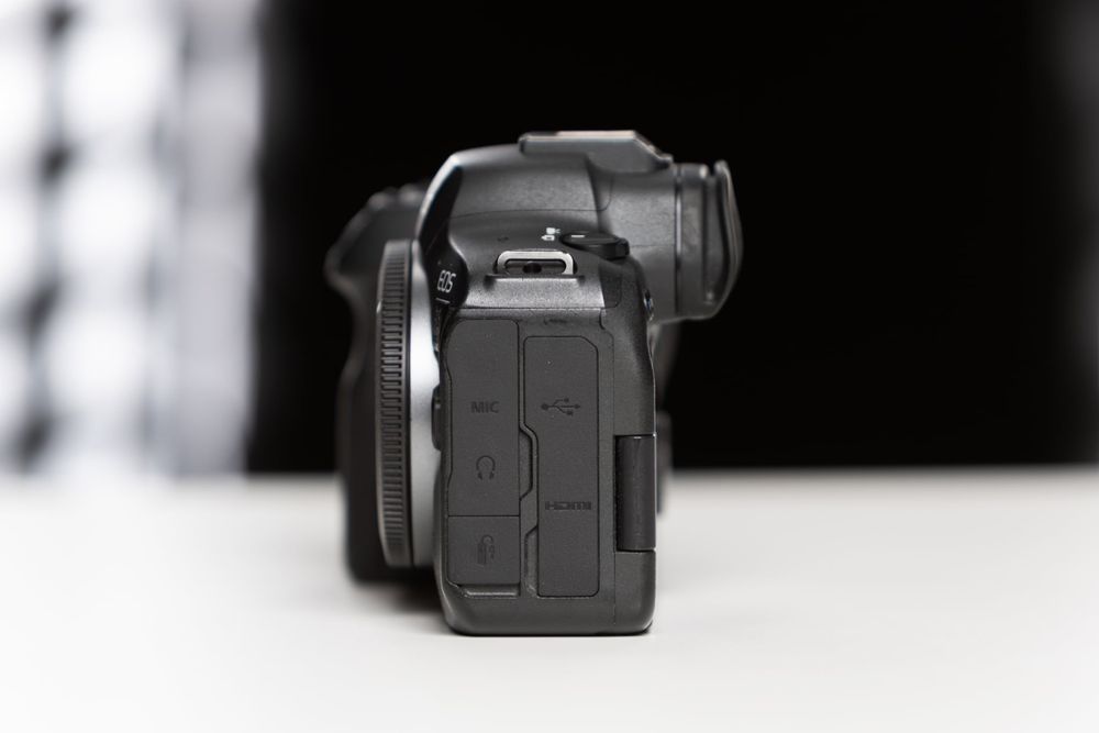 Продавам в гаранция Canon R6 mk2