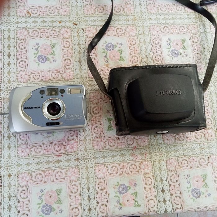 Aparat foto Cmena 8 m și Practică m 60