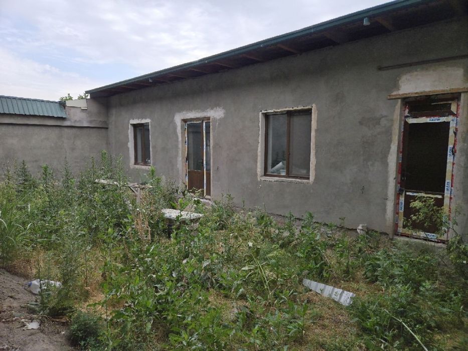 Yangihayot Chortoq MFY da hovli sotiladi, 7 xonali, 200 m², 5 sotix