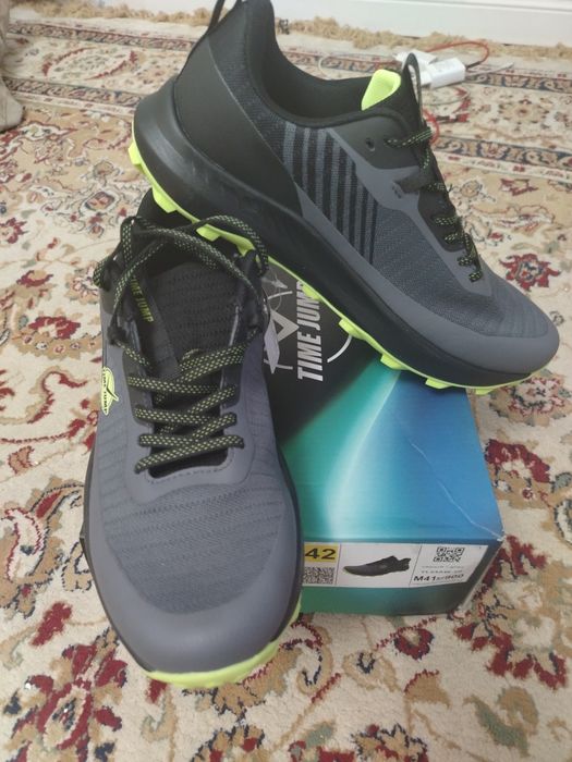 Продам трекинговые кроссовки